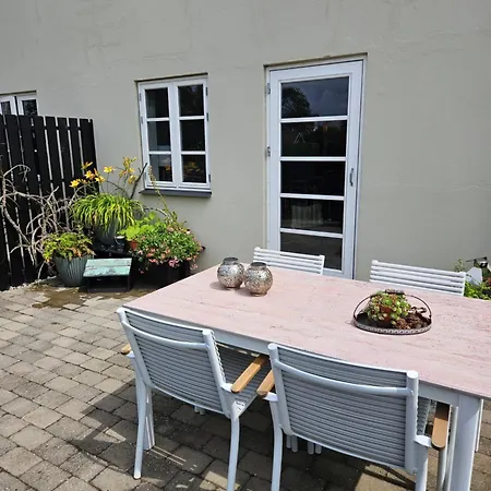 B Med Dejlig Privat Gardhave Pa Thuro Kaeledyr Er Ikke Gratis Og Skal Tilfojes